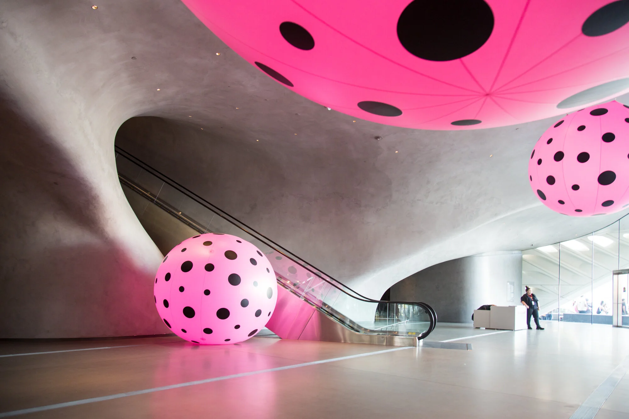 スマートフォン本体 yayoi au、iida「Art Editions YAYOI KUSAMA」7/30発売 - 価格.com